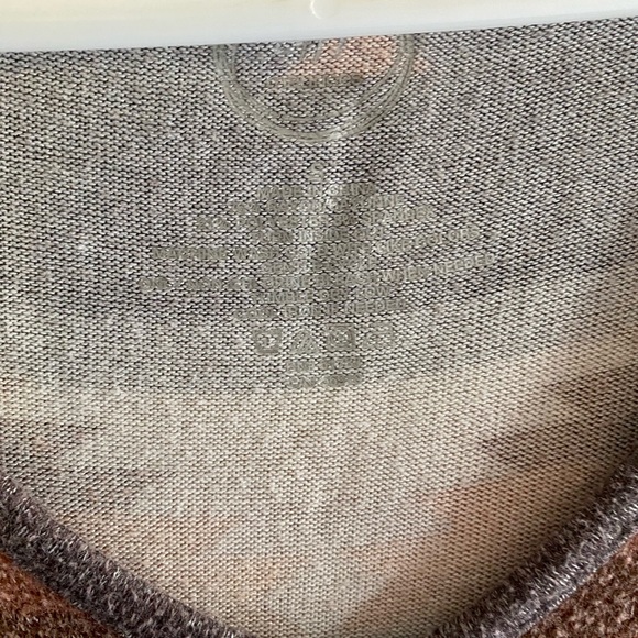 Maurice’s v-neck Aztec tee - Picture 4 of 4